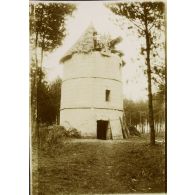 [Groupe posant au sommet d'une tour, s.d.]