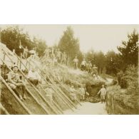 [Groupe du génie sur un chantier de fortification de campagne en cours, s.d.]