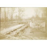 [Franchissement d'une rivière grâce à un pont flottant, s.d.]