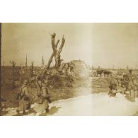[Passage de troupes dans une région en ruines, s.d.]