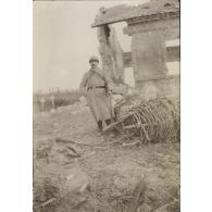 [Un soldat devant un bâtiment en ruine, s.d.]