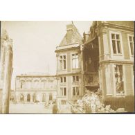 [Le Palais de Justice de Chauny (Aisne) en ruines, s.d.]