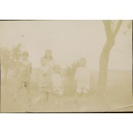[Portrait d'un groupe d'enfants, s.d.]