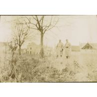 [Portrait de deux soldats à l'entrée d'un village, s.d.]