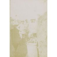 [Photographie de groupe dans une tranchée, s.d.]