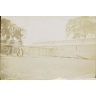 [Infirmières et sodats sous le passage couvert d'un hôpital de campagne, s.d.]