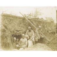 [Photographie de groupe à l'entrée d'un abri de tranchée, s.d.]
