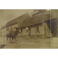 [Un soldat passe à cheval devant une antenne médicale, s.d.]