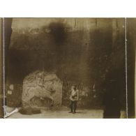 [Un soldat devant un bas-relief des carrières du Chauffour, s.d.]