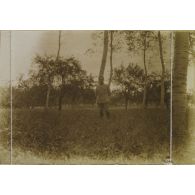 [Portrait de Jean Gélas dans la nature, s.d.]