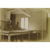 [Soldats assis dans une salle de repos, s.d.]