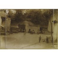 [Vue de la cour d'un campement militaire, s.d.]