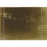 [Deux soldats sur un bureau, s.d.]