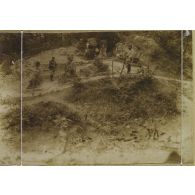 [Deux soldats dans un cimetière, s.d.]