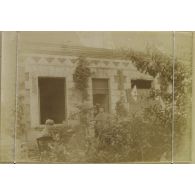 [Portrait de militaires au repos devant un poste médical, s.d.]