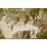 [Soldats attablés dont Jean Gélas, s.d.]
