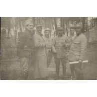 [Jean Gélas (à gauche) avec un groupe de camarades, s.d.]
