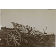 [Portrait de Jean Gélas à côté d'un canon endommagé, s.d.]