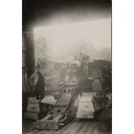 [Soldats à côté d'un canon de 120mm sous un abri, s.d.]