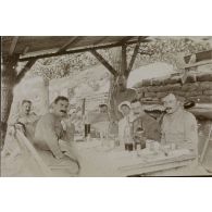 [Un groupe d'officiers et une infirmière autour d'une table, s.d.]