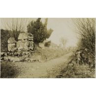 [Chemin bordé de ruines, s.d.]