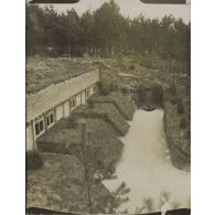 [Vue d'un abri semi-enterré, s.d.]