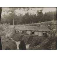 [Vue d'un abri semi-enterré, s.d.]