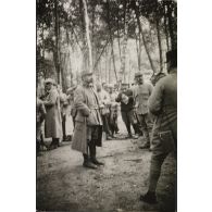 [Soldats réunis dans un sous-bois, s.d.]