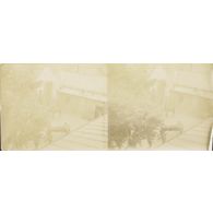 [Vue de la cour d'une base militaire, s.d.]