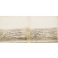 [Poutres d'acier éparses dans un paysage, s.d.]