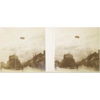 [Dirigeable survolant un village, s.d.]