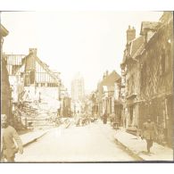 [Soldats dans une ville en ruines, s.d.]
