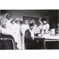 [Personnel médical entourant un patient, s.d.]