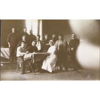 [Portrait d'une infirmière posant avec un groupe de blessés et malades, s.d.]