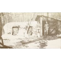 [Deux soldats devant une cagna, s.d.]