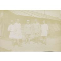 [Portrait de groupe devant un baraquement médical, s.d.]