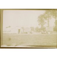 [Camions de la Croix-Rouge et du Croissant-Rouge devant un hôpital de campagne, s.d.]