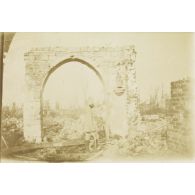 [Soldat posant devant une ruine, s.d.]