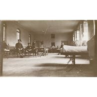 [Soldats posant dans une salle de repos, s.d.]