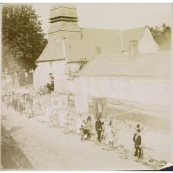 [Procession religieuse dans un village, s.d.]