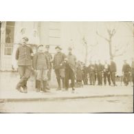 [Equipe médicale posant avec des malades, s.d.]