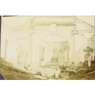 [Intérieur d'une église en ruines, portail menant au chœur, s.d.]