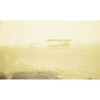 [Entretien de deux avions Nieuport sur un terrain, s.d.]