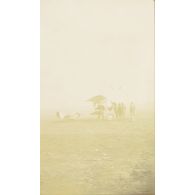 [Entretien d'un avion Nieuport sur un terrain, s.d.]