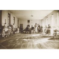 [Soldats et blessés dans une salle de repos, s.d.]