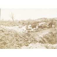 [Soldats émergeant d'une tranchée, s.d.]