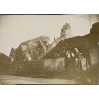 [Eglise en ruine dans un village, s.d.]