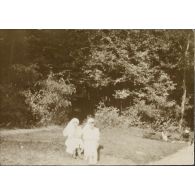 [Portrait de deux infimières au soleil, s.d.]