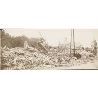 [Le médecin militaire Jean Gélas posant au milieu de gravats, s.d.]
