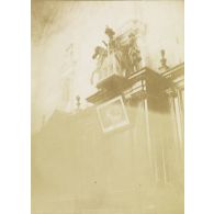 [Pilier d'un arc de la nef d'une église, une maquette ainsi qu'une statue de saint cavalier surplombent un coffrage exposant les stations de la Passion, s.d]